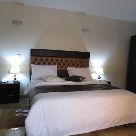 Airport Plaza Hotel Yuba Exterior foto