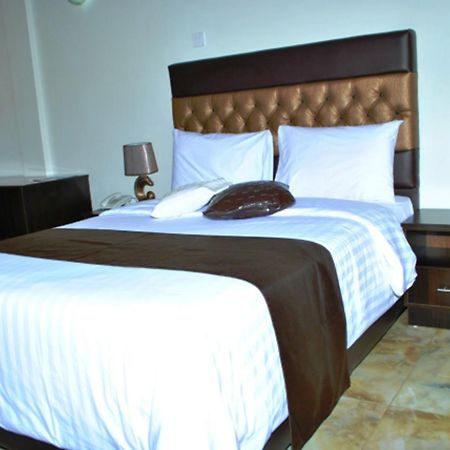 Airport Plaza Hotel Yuba Exterior foto