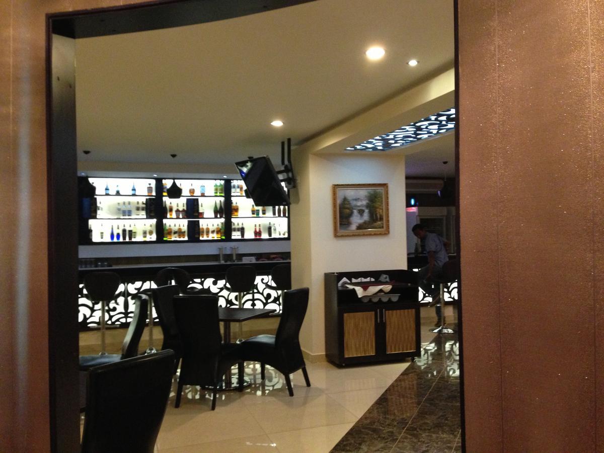 Airport Plaza Hotel Yuba Exterior foto